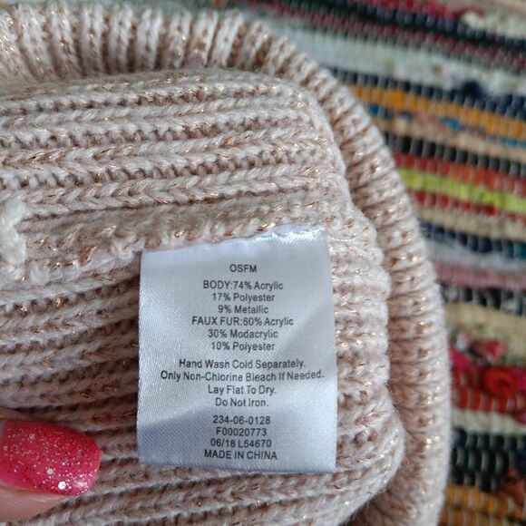 NWOT ACCESSORY DEPOT Creme & Gold Metallic Knit Hat with Faux Fur PomPom - Picture 7 of 7